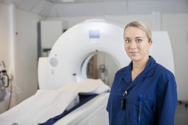 Klinikte duran genç profesyonel