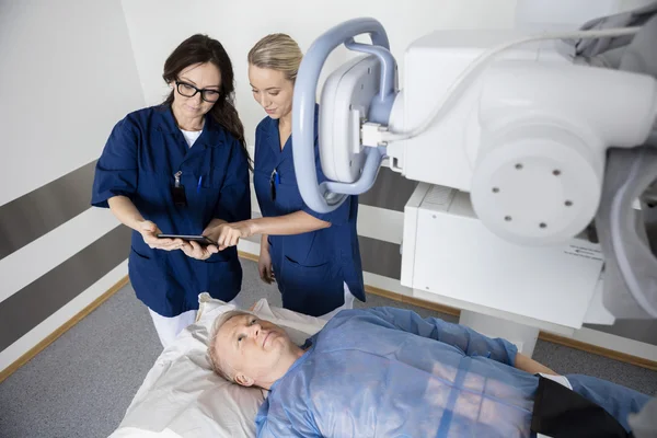 Médecins utilisant un ordinateur tablette à l'hôpital — Photo