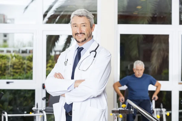 Confident male physiotherapist with patient — Stock Photo, Image