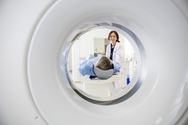 Gülümseyen Doktor hastaya bakıyor 