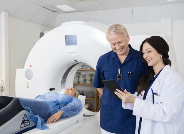 Colegas de medicina masculina y femenina — Foto de Stock