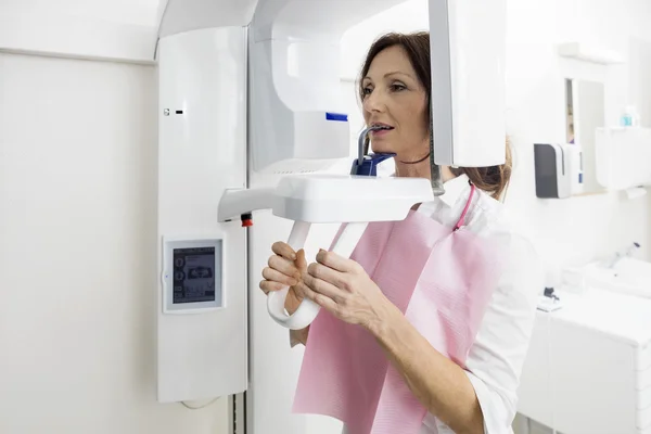 Patient using panoramic xray machine — Stock Photo, Image