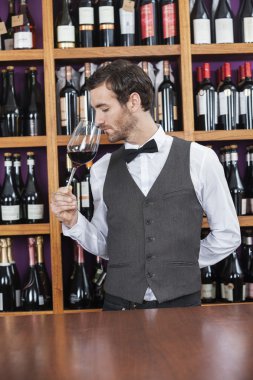 kırmızı şarap kokulu barmen