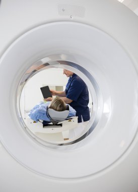 Doktor hastaya gösteren dijital tablet