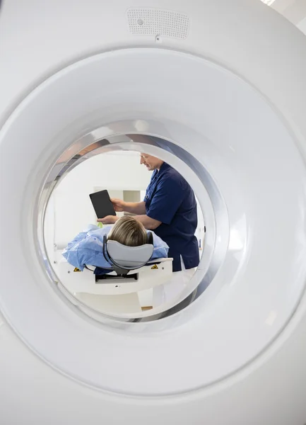 Doctor showing digital tablet to patient — Stock Photo, Image