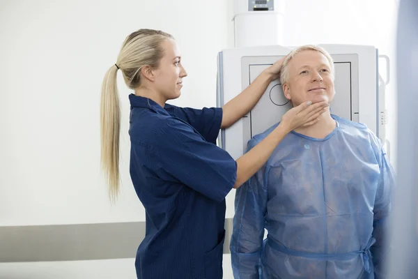 Radiologe stellt Kopf eines reifen Patienten ein — Stockfoto