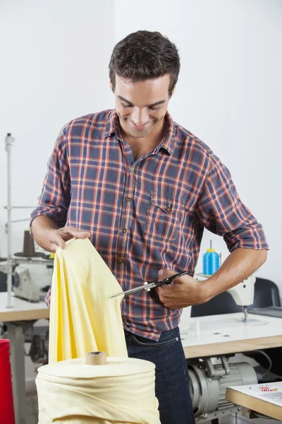 Lachende mannelijke kleermaker — Stockfoto