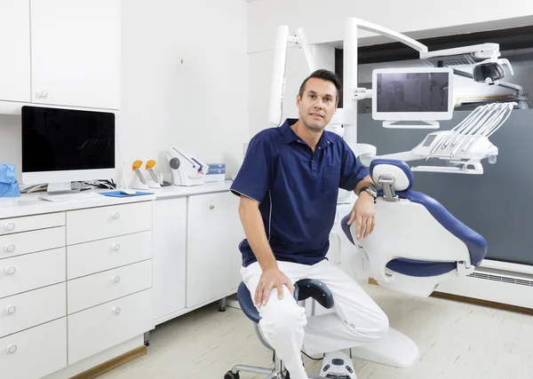 Retrato de dentista masculino confiante — Fotografia de Stock