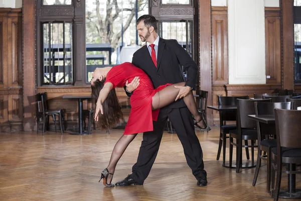 Dançarinos de tango profissionais — Fotografia de Stock