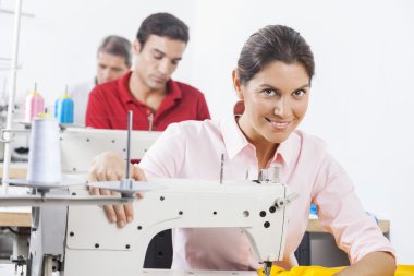 Terziler, masada fabrikasında çalışan