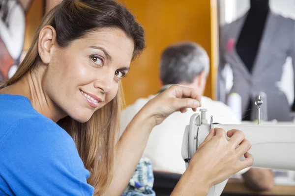 Vertrouwen op maat Threading naald van naaimachine — Stockfoto