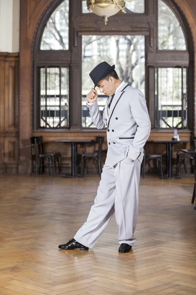 Dansare med handen i fickan utför Tango — Stockfoto