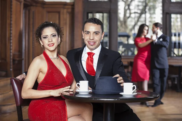 Confiant jeune couple assis à la table tandis que tango partenaires Dan — Photo