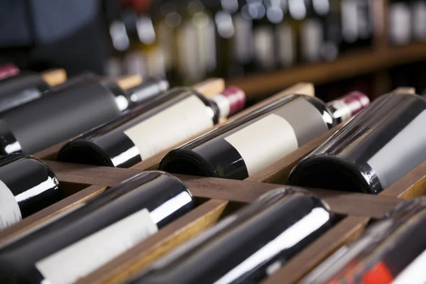 Botellas de vino tinto mostradas en estantes — Foto de Stock