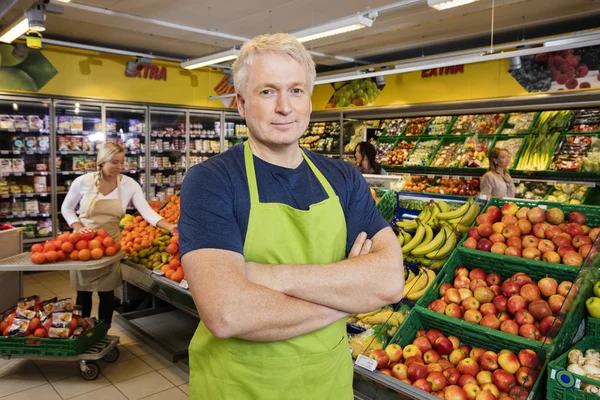 Portrét jistý starší prodavač — Stock fotografie