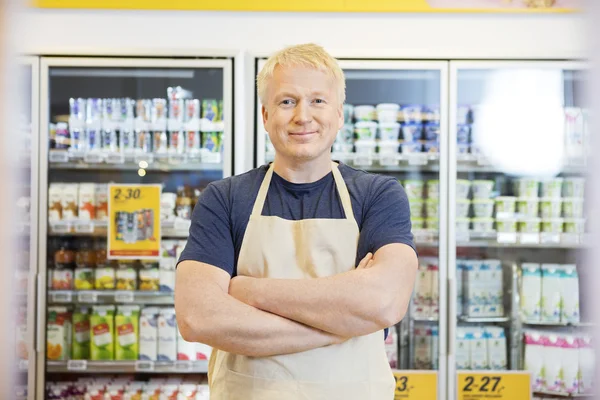 自信的推销员站在杂货店 — 图库照片