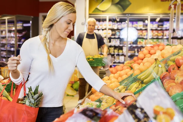 Kvinnan att välja färska äpplen — Stockfoto