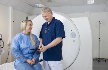 Doktor hastaya gösteren dijital tablet 