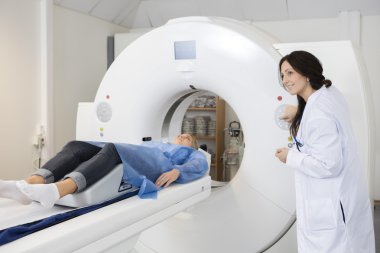 Hastayı MRI makinesinde yalan 