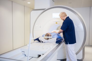 Radyolog kadın MRI tarama için hazırlanıyor