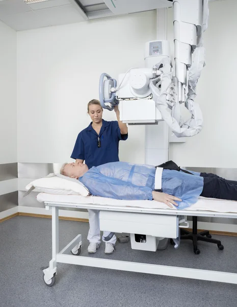 Médico ajustando máquina de raios X — Fotografia de Stock