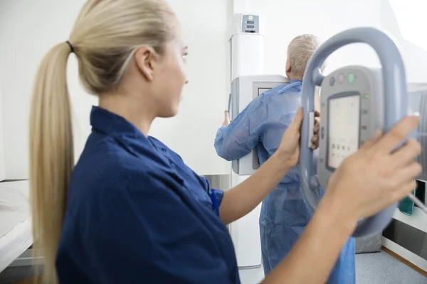 Tomar radiografía profesional del paciente masculino — Foto de Stock