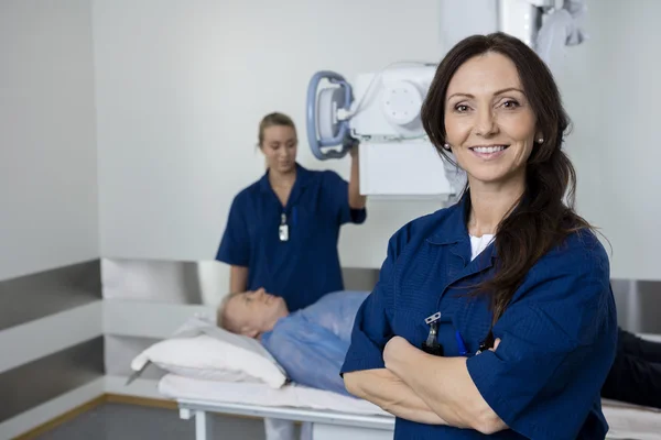 Selbstbewusster Arzt lässt Patienten röntgen — Stockfoto