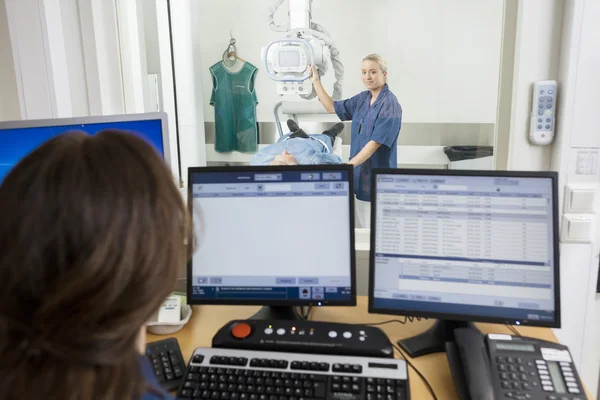 Radioloog nemen van patiënten in het ziekenhuis xray — Stockfoto