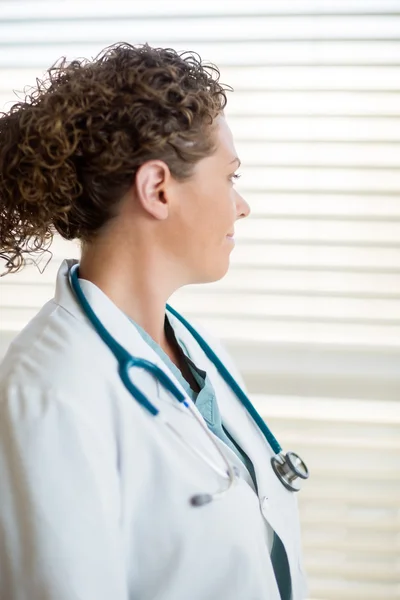 Especialista en cáncer reflexivo mirando hacia otro lado en el hospital — Foto de Stock