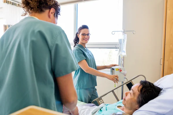 Enfermeiros Examinando Paciente no Hospital — Fotografia de Stock