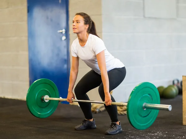 Mulher levantando barbell — Fotografia de Stock