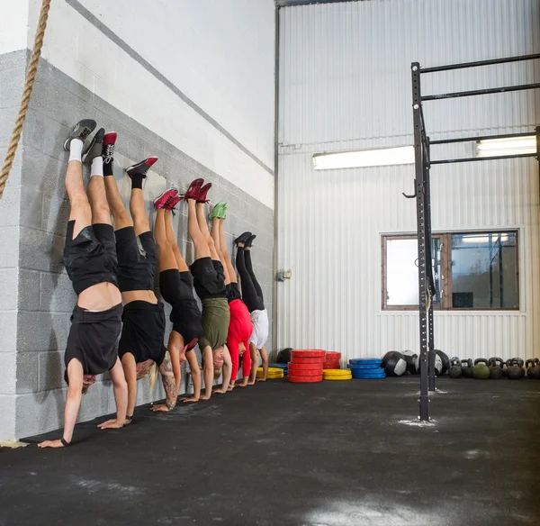 People Doing Handstands At Cross Training Box — Stock Photo, Image