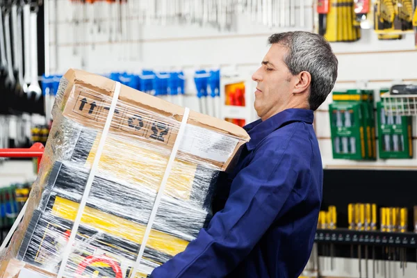 Paquete de herramientas pesadas de elevación de trabajadores en la tienda de hardware — Foto de Stock