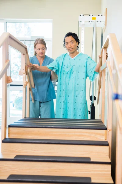 Männlicher Patient wird von Krankenschwester unterstützt — Stockfoto
