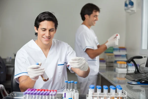 Pesquisadores Analisando Amostras Em Laboratório — Fotografia de Stock