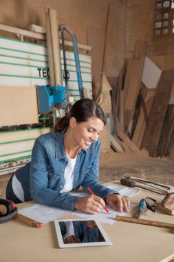 blueprint atölyede çalışan kadın marangoz