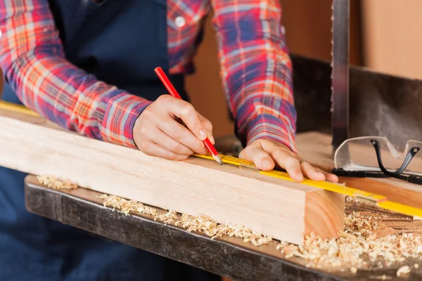 Kadın marangoz ahşap kalemle işaretleme — Stok fotoğraf