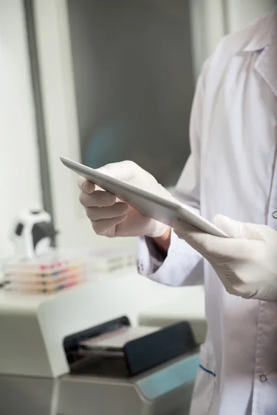 Met behulp van digitale tablet in medische lab technicus — Stockfoto