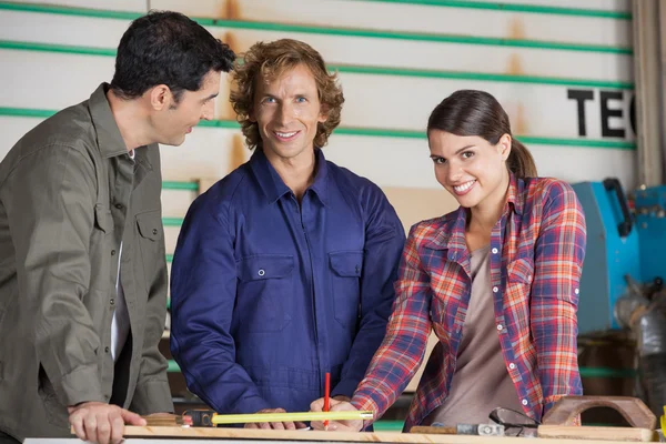 Carpenters With Colleague At Table In Workshop — Stock Photo, Image