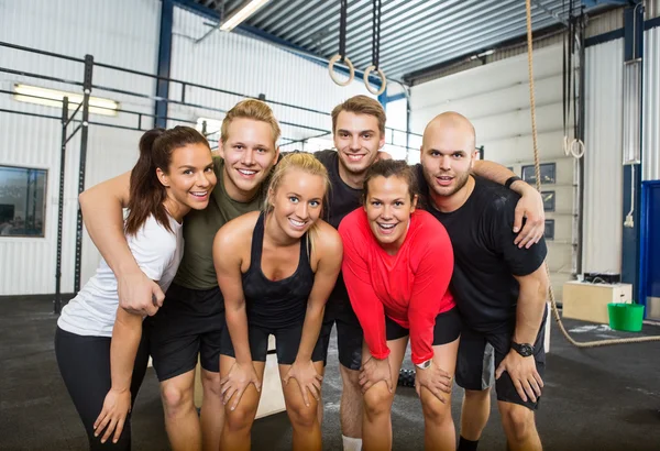 Grupp lycklig idrottare står vid gränsöverskridande fitness box — Stockfoto