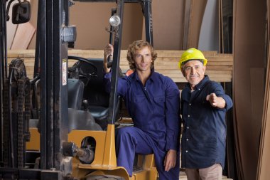 forktruck tarafından uzağa bakarak marangozlar