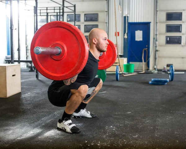 Male Athlete Lifting Barbell At Gym — Stock Photo, Image