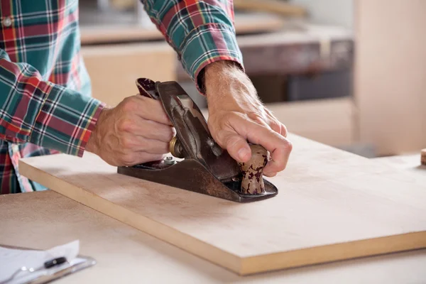 Carpenters Hand Using Plane On Wood — Stock Photo, Image