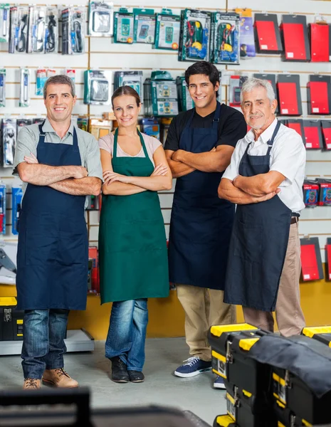 Verkopers glimlachend in hardware store — Stockfoto