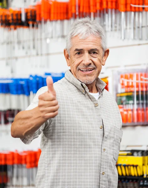 Kunden visar tummen upp tecken i hårdvara shop — Stockfoto