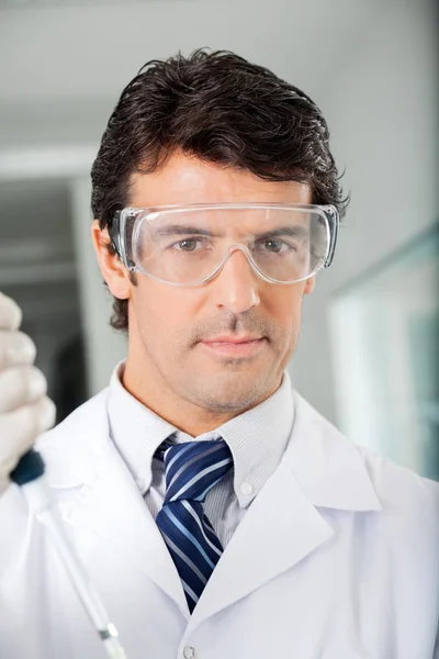 Selbstbewusster Wissenschaftler in Schutzbrille — Stockfoto