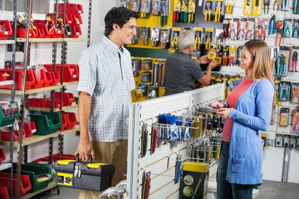 Lächelndes Paar kauft Werkzeug im Baumarkt — Stockfoto