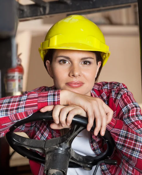 Ingenieur lehnt am Lenkrad eines Gabelstaplers — Stockfoto