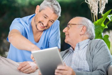 Komuta sizde Tablet Pc kullanarak yardımcı hemşire gülümseyen