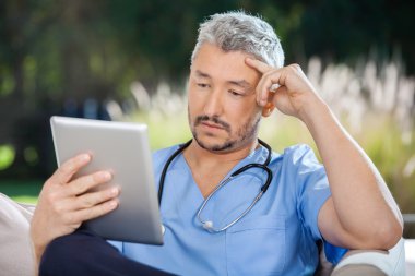 tablet kullanan erkek doktor